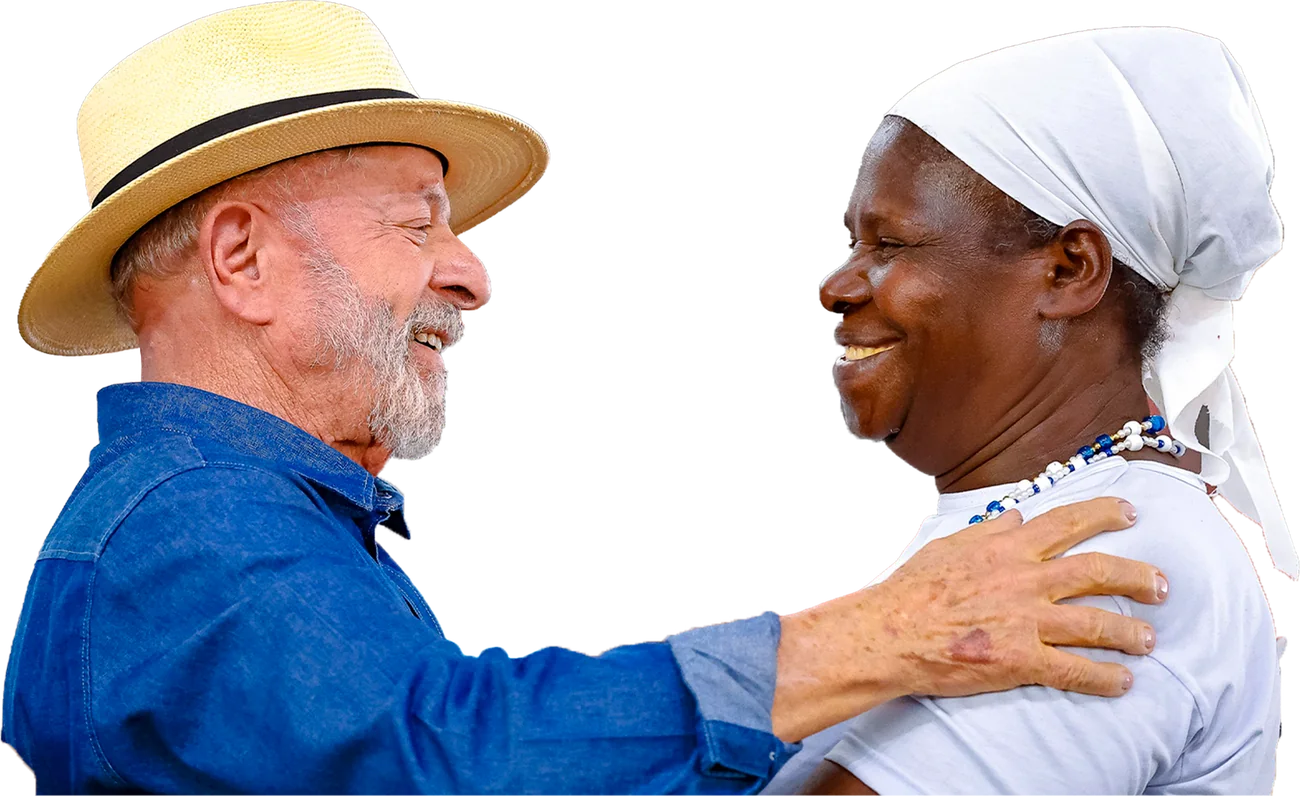 Lula, de chapéu, abraçando uma apoiadora